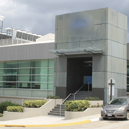 Vista exterior de oficinas en Costa Rica con accesibilidad universal.