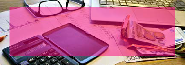 Elementos representativos de un área contable encima de un escritorio, como: una calculadora, hojas con gráficas y dinero en efectivo. Encima viene un recuadro magenta con el texto “Económicos”
